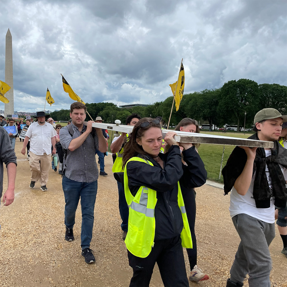 Quaker Walk to Washington carrying door May 2025 800 Sq